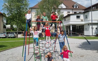 POŠ J_ Ko pravljice oživijo – zaključek bralne značke_ 1. in 2. razred